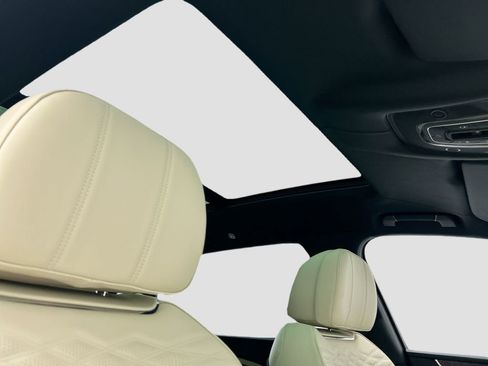 Used 2025 Bentley Bentayga Extended Wheelbase image 17