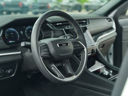 Used 2023 Jeep Grand Cherokee L Laredo image 30