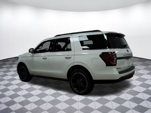 Used 2023 Ford Expedition Limited image 3