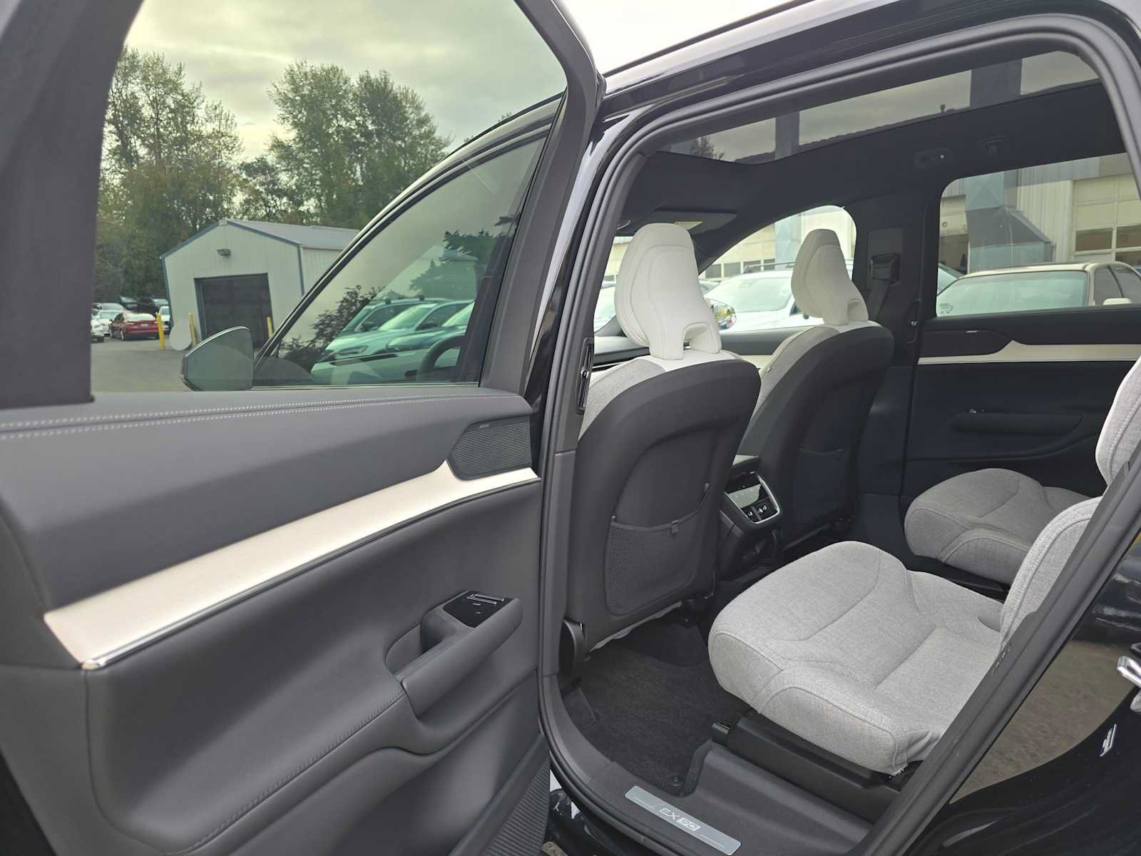 Certified 2025 Volvo EX90 Ultra AWD/4WD image 17