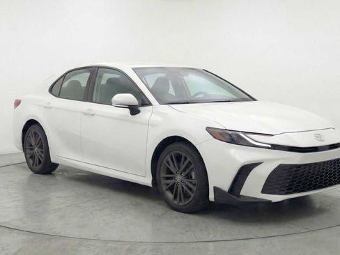 Certified 2025 Toyota Camry SE image 3