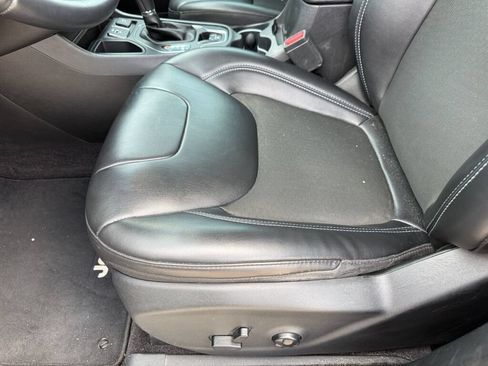 Used 2019 Jeep Cherokee Latitude Plus FWD image 19