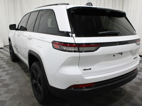 Used 2024 Jeep Grand Cherokee Limited w/ Luxury Tech Group II image 36