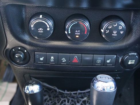 Used 2015 Jeep Wrangler Unlimited Sahara AWD/4WD image 17