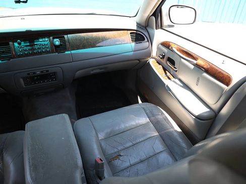 Used 2001 Lincoln Town Car Signature RWD image 14