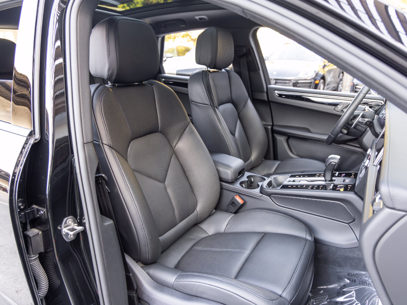 Certified 2025 Porsche Macan Turbo AWD/4WD image 68