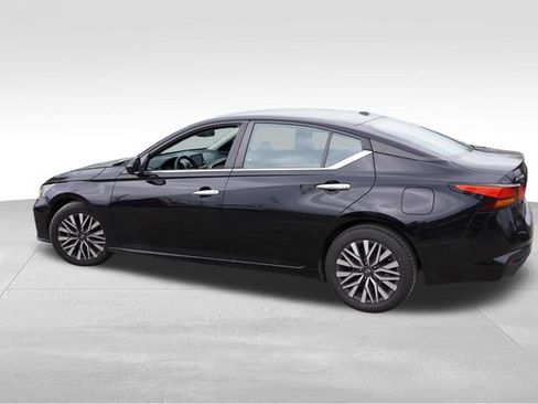 Used 2024 Nissan Altima 2.5 SV FWD image 9
