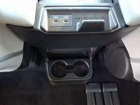 Used 2025 Toyota Sienna LE image 20