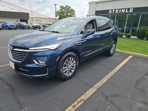 Used 2022 Buick Enclave Essence image 3