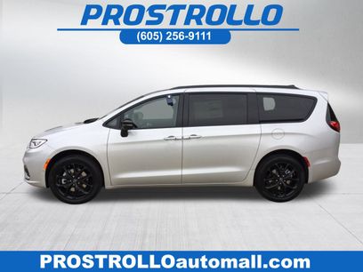 New 2026 Chrysler Pacifica Limited w/ S Appearance Package