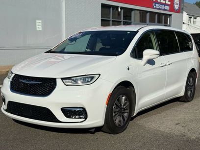 Used 2022 Chrysler Pacifica Touring-L w/ Uconnect Theater Family Group