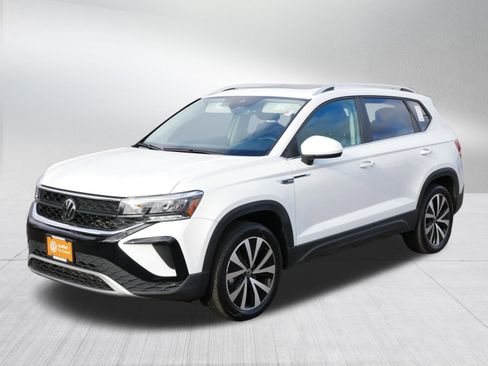 Certified 2023 Volkswagen Taos SE w/ Panoramic Sunroof Package image 3