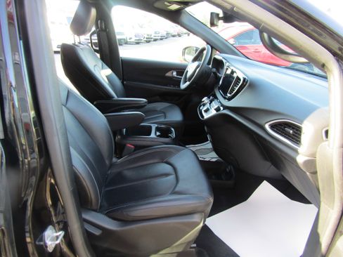 Used 2025 Chrysler Pacifica Select image 9