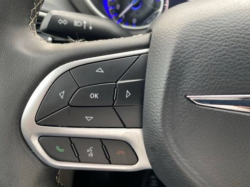 Used 2024 Chrysler Pacifica Touring-L FWD image 8