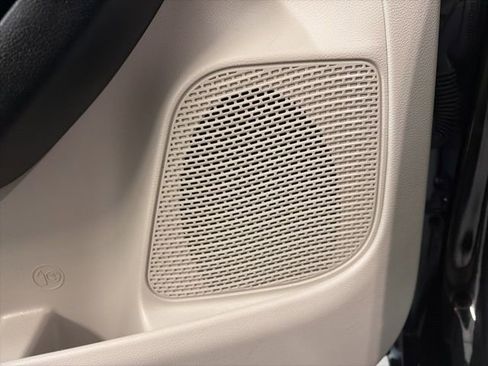 Used 2023 Chrysler Pacifica Touring-L image 17