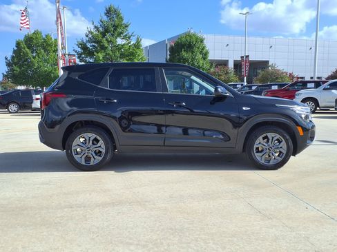 Used 2026 Kia Seltos LX FWD image 4