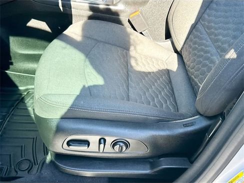 Used 2019 Chevrolet Equinox LT image 18