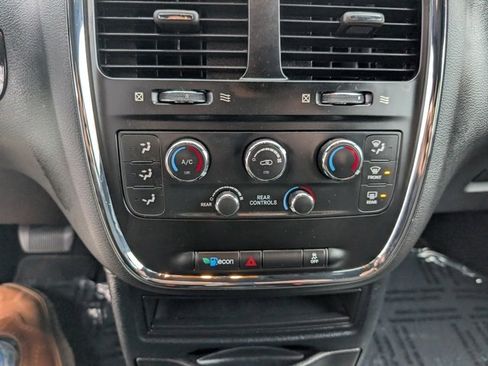 Used 2017 Dodge Grand Caravan SE image 12