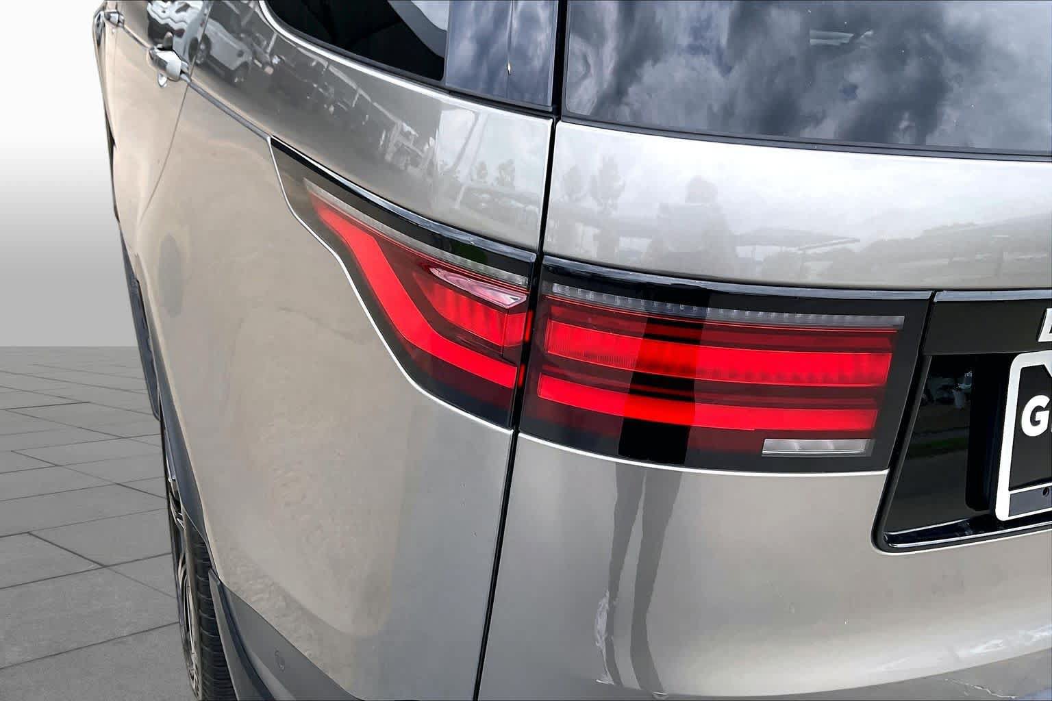 Used 2025 Land Rover Discovery S AWD/4WD image 27