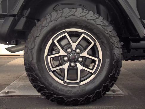 Used 2025 Jeep Wrangler Unlimited Rubicon AWD/4WD image 6