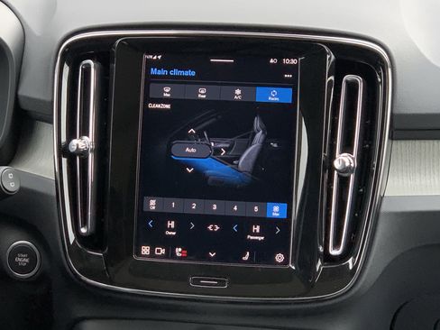 Used 2025 Volvo XC40 B5 Core image 31