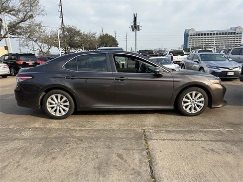 Used 2019 Toyota Camry LE image 4