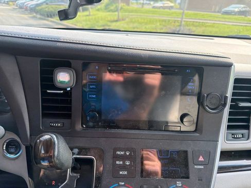 Used 2017 Toyota Sienna XLE Premium w/ Protection Package FWD image 24