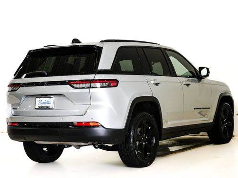 Used 2023 Jeep Grand Cherokee Altitude AWD/4WD image 6