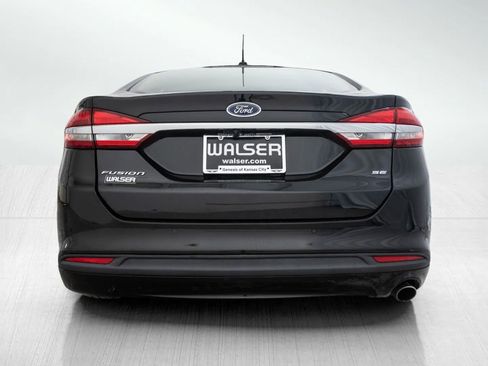 Used 2017 Ford Fusion SE w/ Fusion SE Technology Package image 4