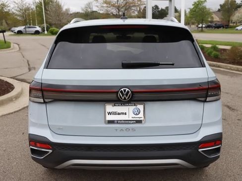 Used 2025 Volkswagen Taos SE FWD image 4