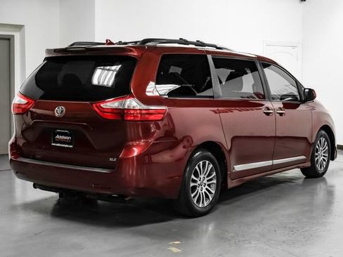 Used 2019 Toyota Sienna XLE Premium FWD image 10