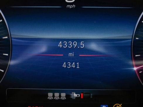 Used 2024 Mercedes-Benz GLC 300 4MATIC image 24