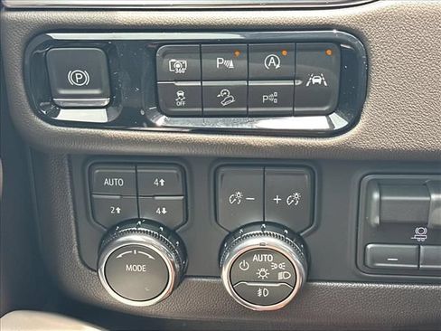New 2026 GMC Yukon Elevation w/ Elevation Premium Package AWD/4WD image 32