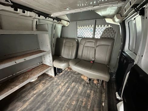 Used 2015 Chevrolet Express 2500 Extended image 13