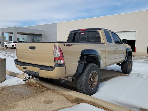 Used 2011 Toyota Tacoma PreRunner image 3
