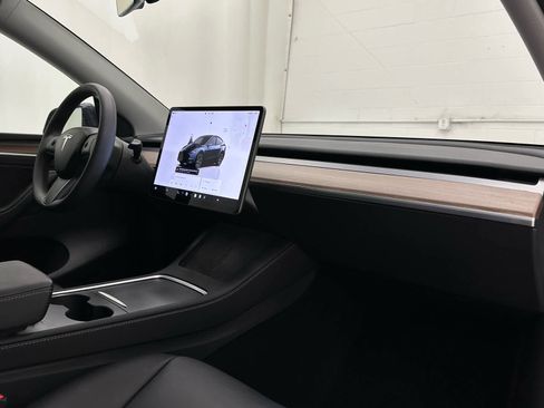 Used 2024 Tesla Model Y Long Range image 17