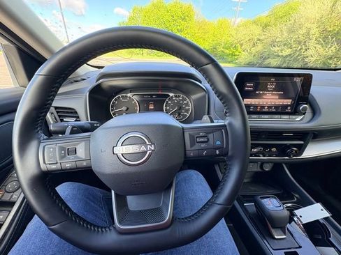Used 2025 Nissan Rogue SV FWD image 13