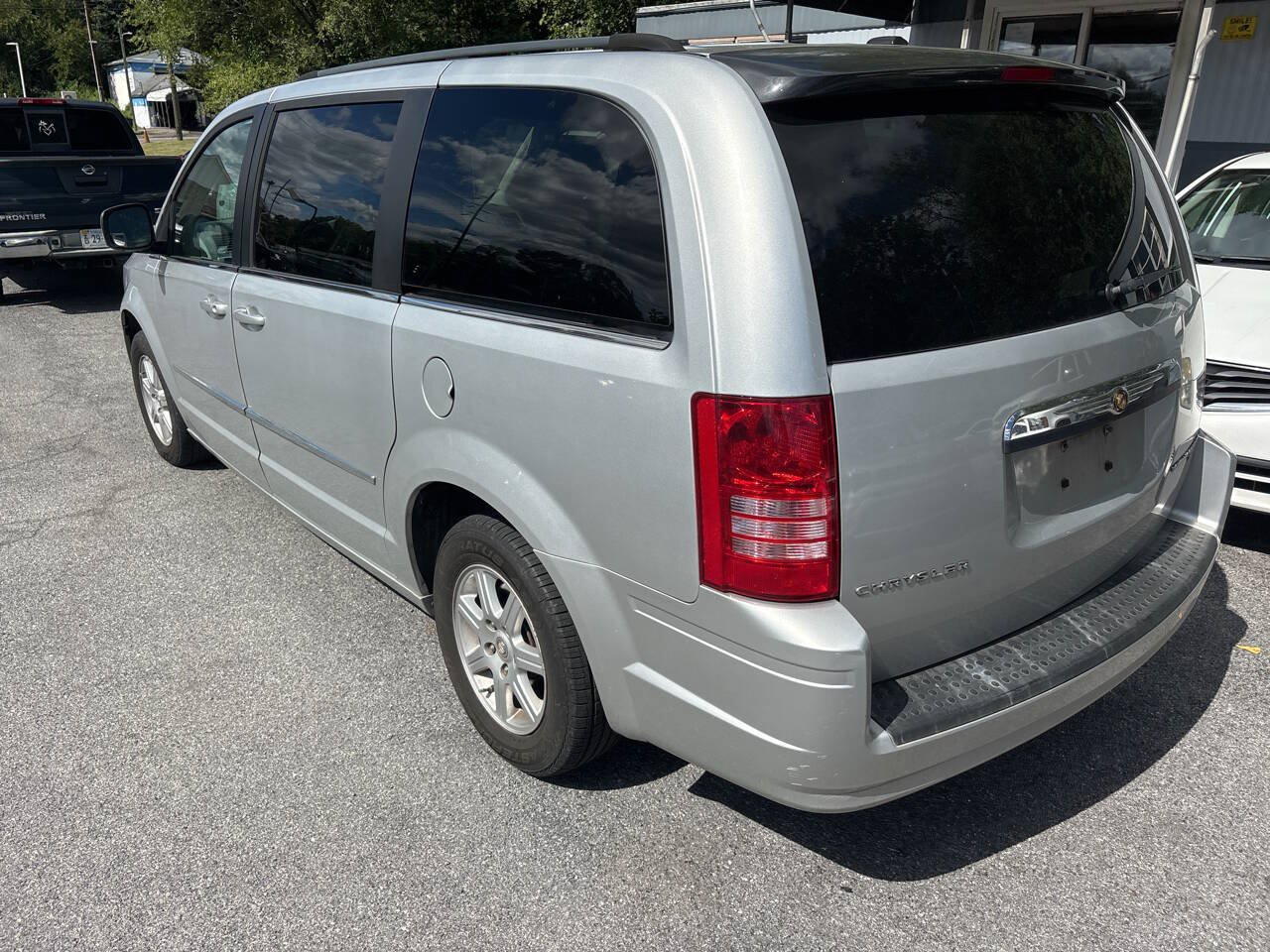 Used 2010 Chrysler Town & Country Touring FWD image 11