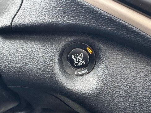 Used 2016 Jeep Cherokee Latitude w/ Comfort/Convenience Group image 18