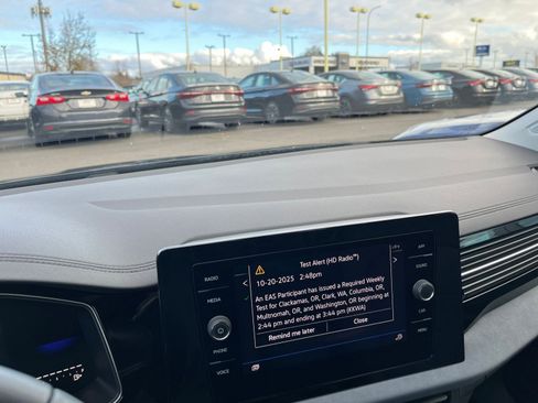 Used 2025 Volkswagen Jetta SE image 18