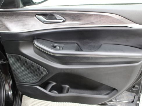 Used 2023 Jeep Grand Cherokee L Limited w/ Black Appearance Package AWD/4WD image 27
