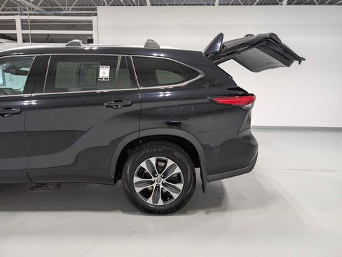 Used 2021 Toyota Highlander XLE AWD/4WD image 11