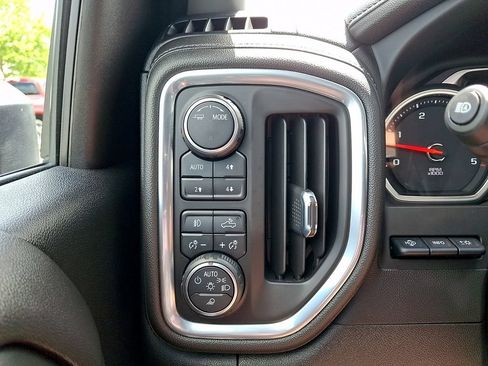 Used 2022 Chevrolet Silverado 2500 LTZ w/ LTZ Premium Package AWD/4WD image 25