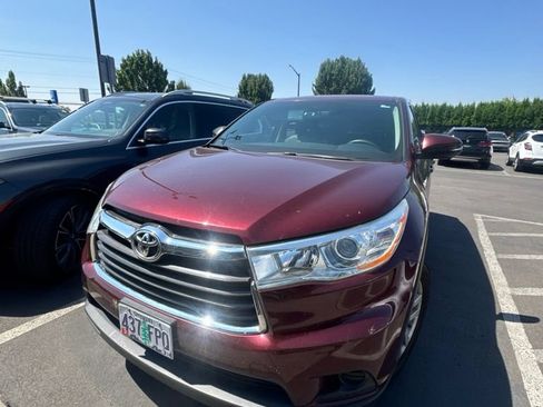 Used 2014 Toyota Highlander LE FWD image 2