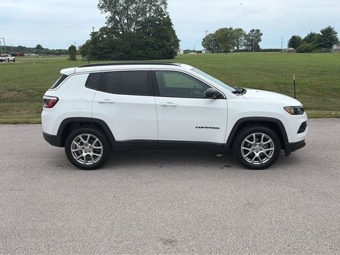 Used 2022 Jeep Compass Latitude w/ Sun and Sound Group AWD/4WD image 6