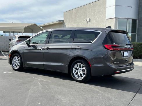 Used 2023 Chrysler Pacifica Touring-L image 2