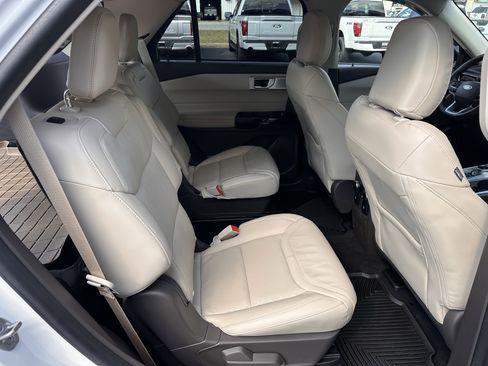 Used 2022 Ford Explorer Platinum w/ Equipment Group 601A image 16