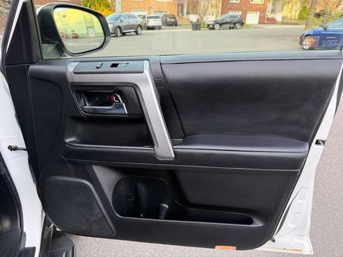 Used 2020 Toyota 4Runner SR5 AWD/4WD image 29