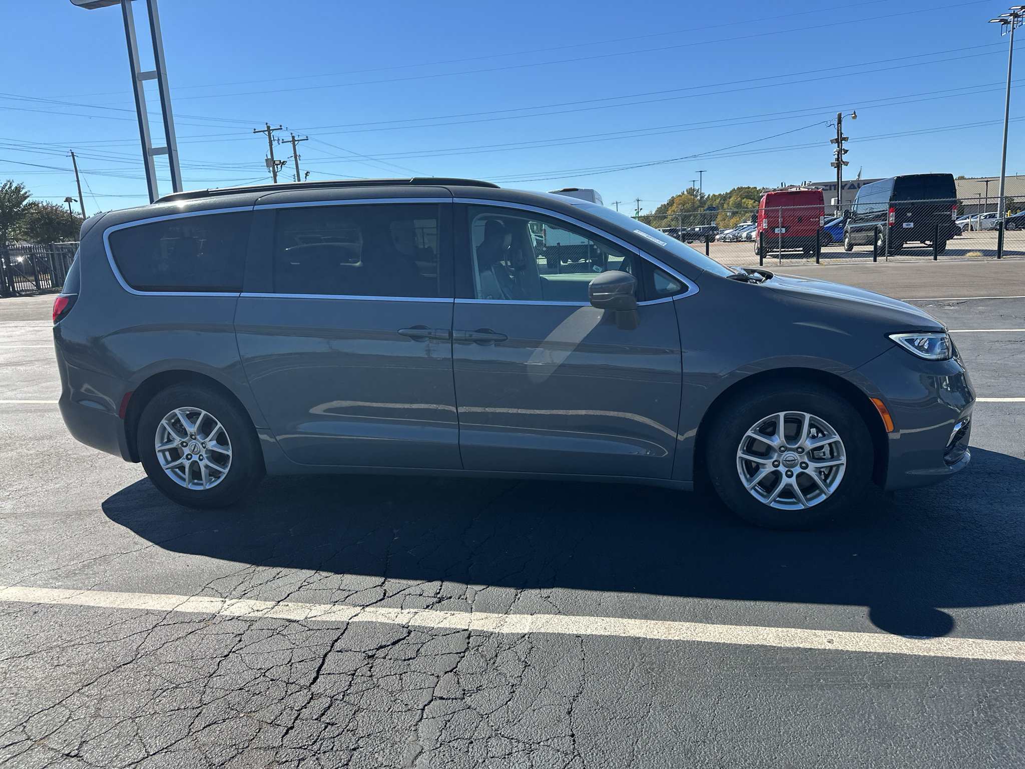 Used 2022 Chrysler Pacifica Touring-L FWD image 4