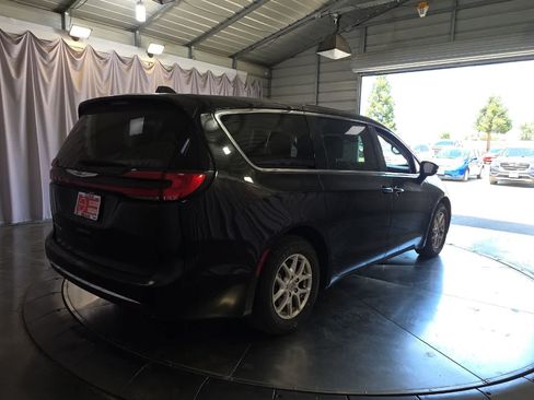 Used 2024 Chrysler Pacifica Touring-L FWD image 4